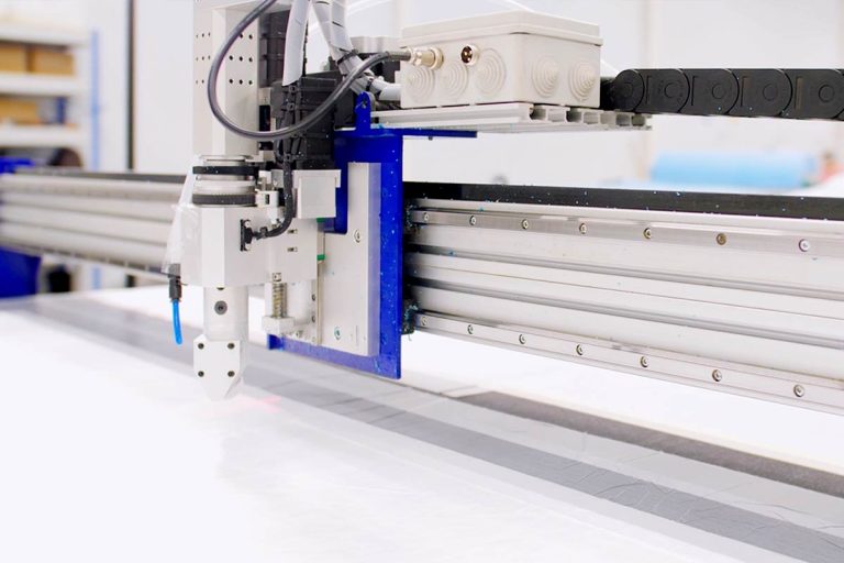 Automatischer Cutter beim Zuschneiden von Vliesstoff